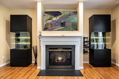 Family-friendly single home/Walking distance to shopping center and restaurants