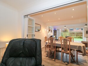 Cottage | Dining - Sandy Toes (Christchurch)