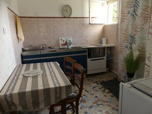 ثلاجة، ميكروويف، فرن، غسالة أطباق