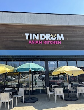Outdoor dining - A Luxury Home Away From Home (Decatur)