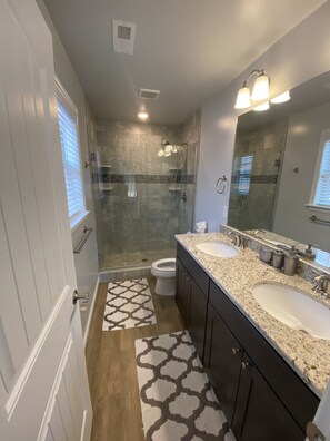 Banyera, assecador de cabells i tovalloles 