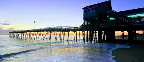 在海灘附近、躺椅、沙灘巾