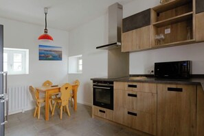 Fridge, microwave, oven, stovetop - Itsasoa - La Maison Les Glycines (Ciboure)