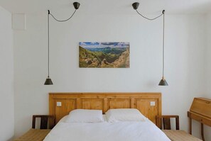 1 chambre, coffres-forts dans les chambres, fer et planche à repasser