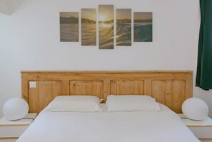 1 chambre, coffres-forts dans les chambres, fer et planche à repasser
