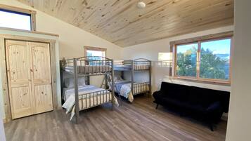 3 bedrooms, iron/ironing board, free WiFi, bed sheets