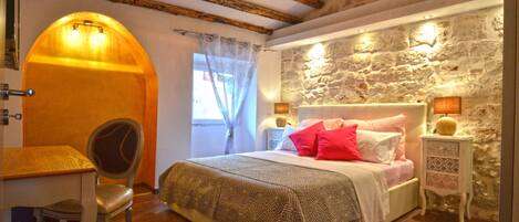1 habitación, tabla de planchar con plancha, wifi y ropa de cama