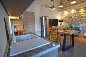 Réfrigérateur, four à micro-ondes, un four, surface de cuisson