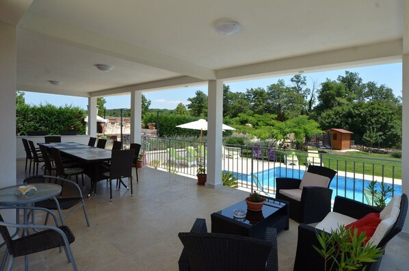 تناول الطعام بالخارج