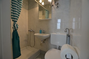 Dusche, Haartrockner, Handtücher, Toilettenpapier