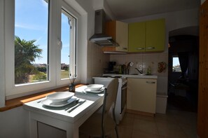 Frigorifero, microonde, piano cottura, macchina per tè/caffè