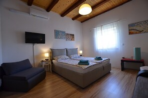 Tabla de planchar con plancha, internet y ropa de cama 