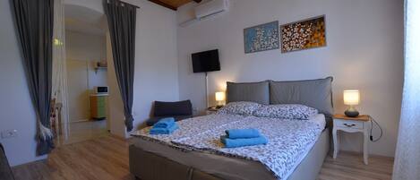 Tabla de planchar con plancha, internet y ropa de cama