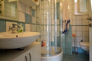 Shower, hair dryer, towels