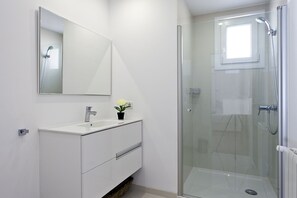 Dusche, Haartrockner, Bidet, Handtücher