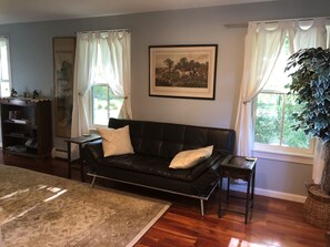 TV, fireplace - Broad Reach Farm (Ghent)