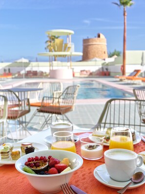 Petit déjeuner buffet servi tous les jours en supplément