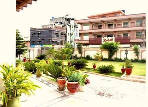 Garden - Royal Emirates Residence (Abbottabad)