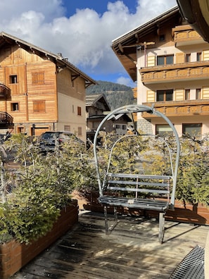 A ski lift chair in a mountainous area with wooden buildings and a clear sky. - Apartment 100 m2 Megève Centre near Church -Skis at feet (Megève)