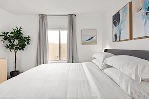 2 bedrooms, desk, iron/ironing board, WiFi