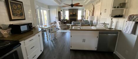 Geladeira, micro-ondas, fogão, cooktop