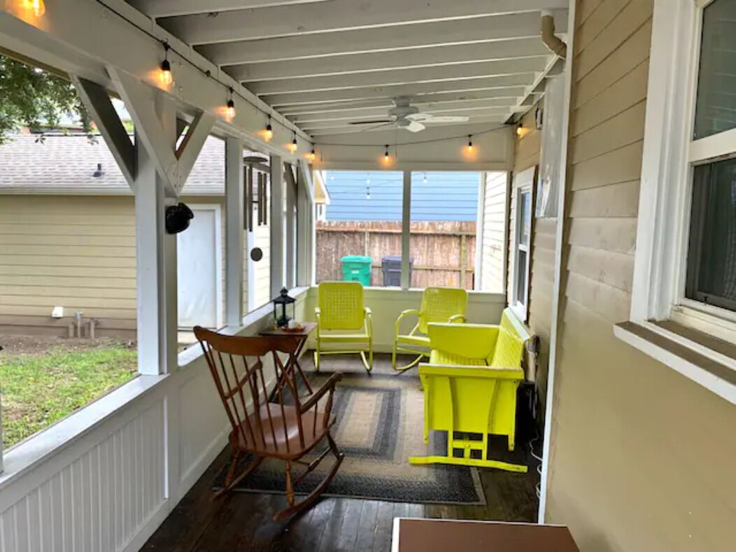 Cozy 2 Bedroom Bungalow in the Heights!