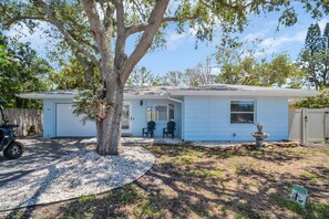 Exterior - ★ Beach Nook • Heated Pool/Spa • Golf Cart • Pets (Indian Rocks Beach)