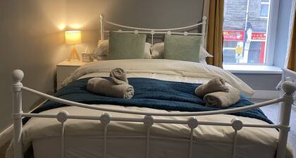 2 Bed Flat - Sleeps 6 - Pets - Parking - Wifi