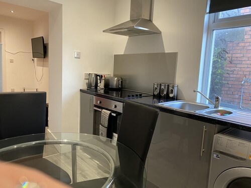 2 Bed Flat - Sleeps 6 - Pets - Parking - Wifi