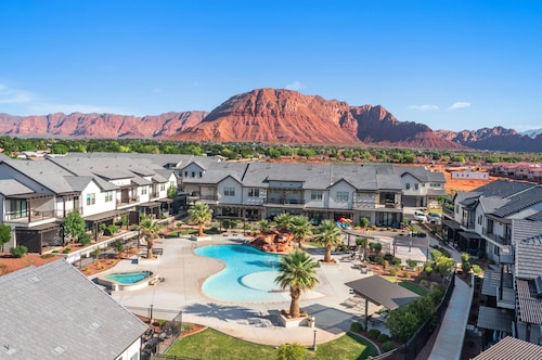 The Gathering Place, Private Hot Tub, Kayaks, BBQ Grill & Beautiful Resort Pool