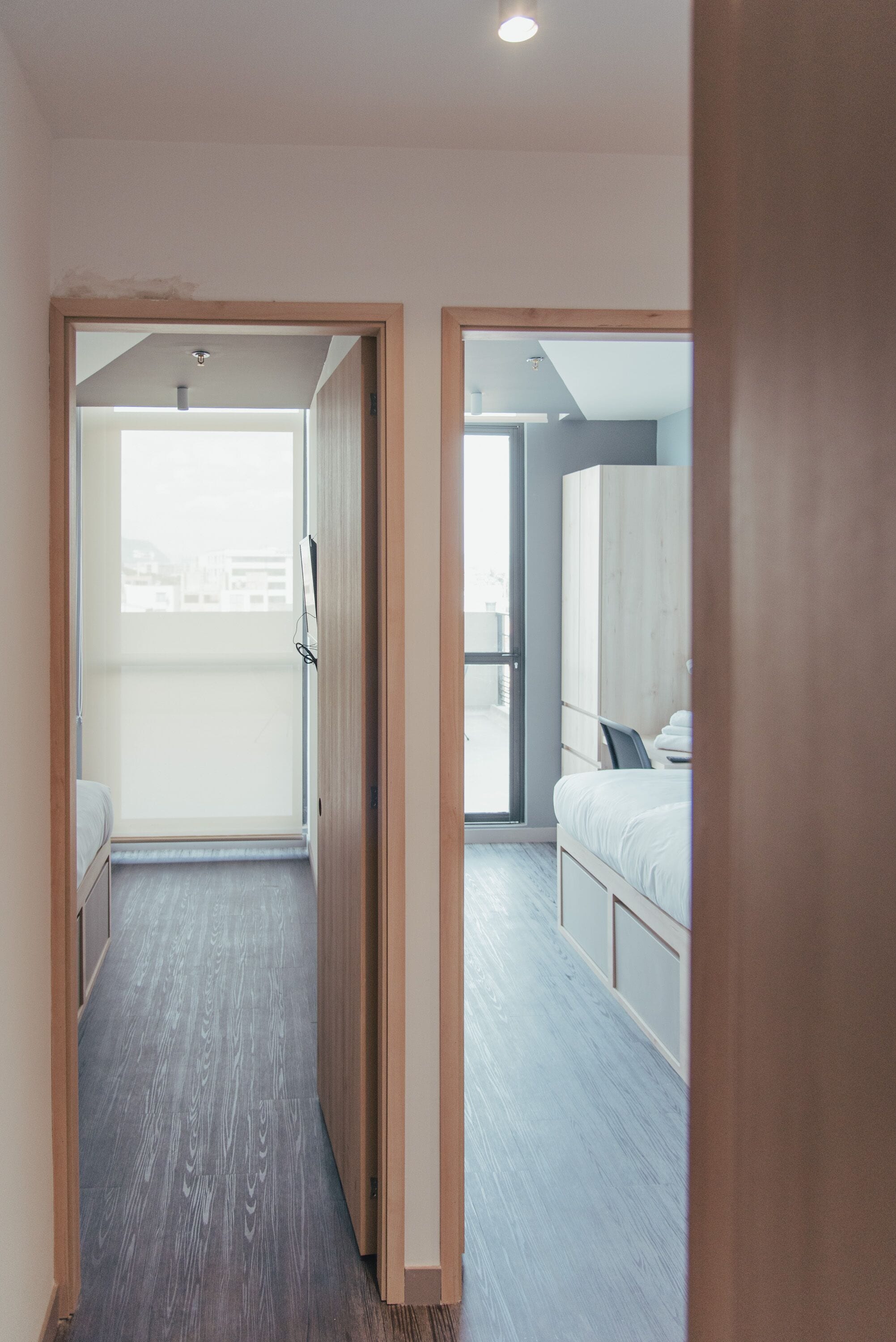 Habitación panorámica con 2 camas individuales | Caja de seguridad en la habitación y escritorio 