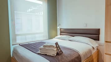 Standard-Studio | Zimmersafe, Schreibtisch, laptopgeeigneter Arbeitsplatz