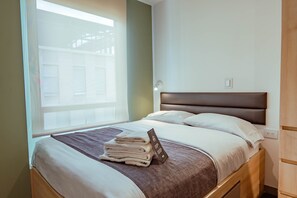 标准开间 | 客房内保险箱、办公桌、笔记本电脑工作区、遮光窗帘