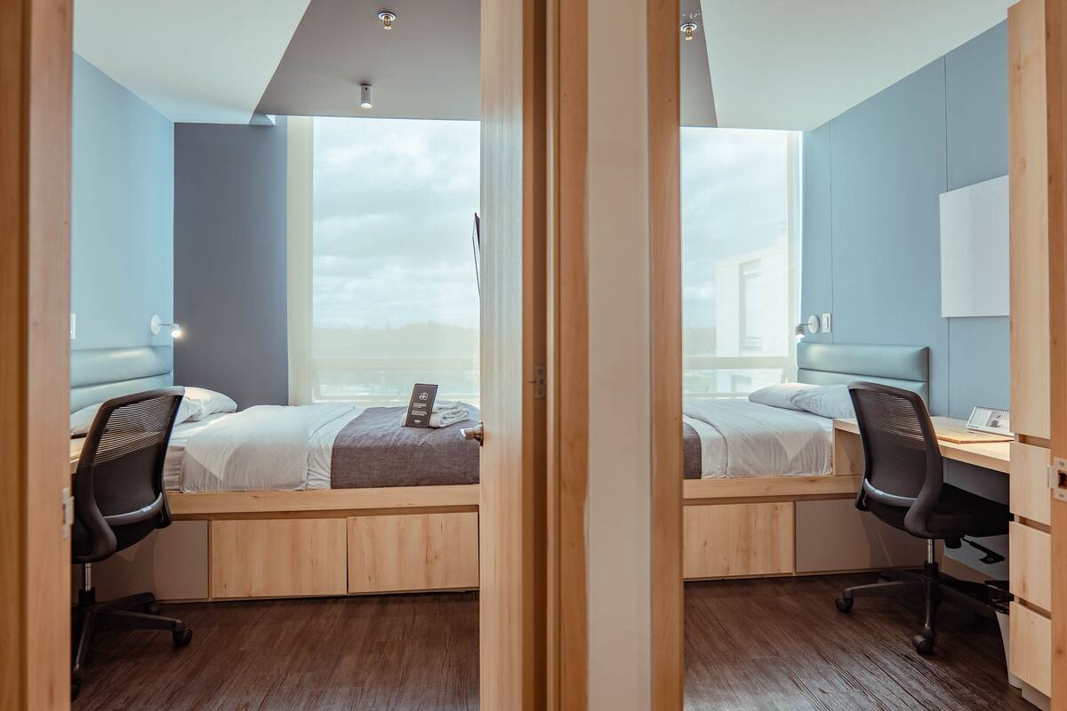 Twin Room | In-room safe, desk, laptop workspace, blackout drapes