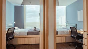 Zweibettzimmer | Zimmersafe, Schreibtisch, laptopgeeigneter Arbeitsplatz