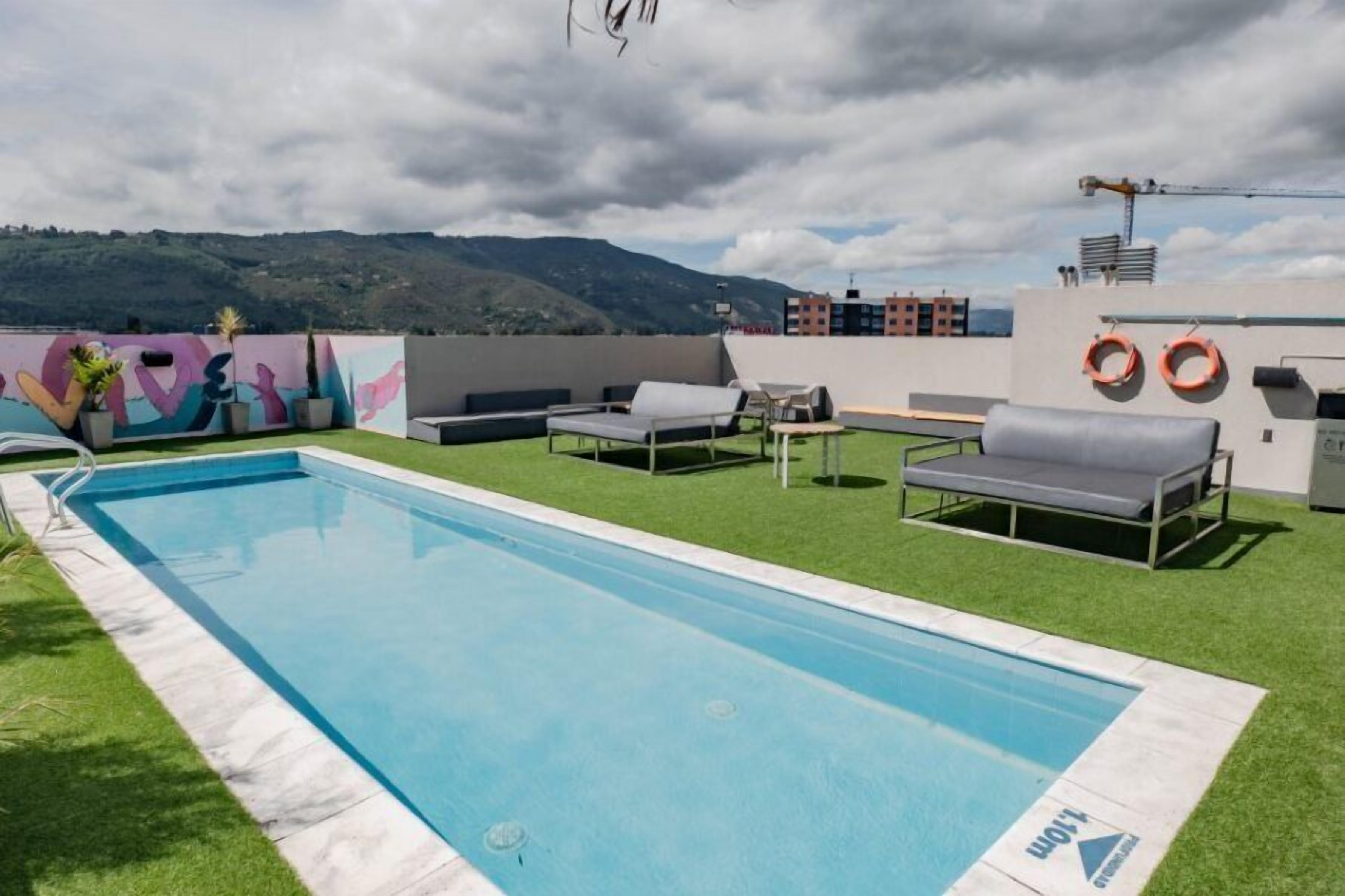 Una piscina al aire libre