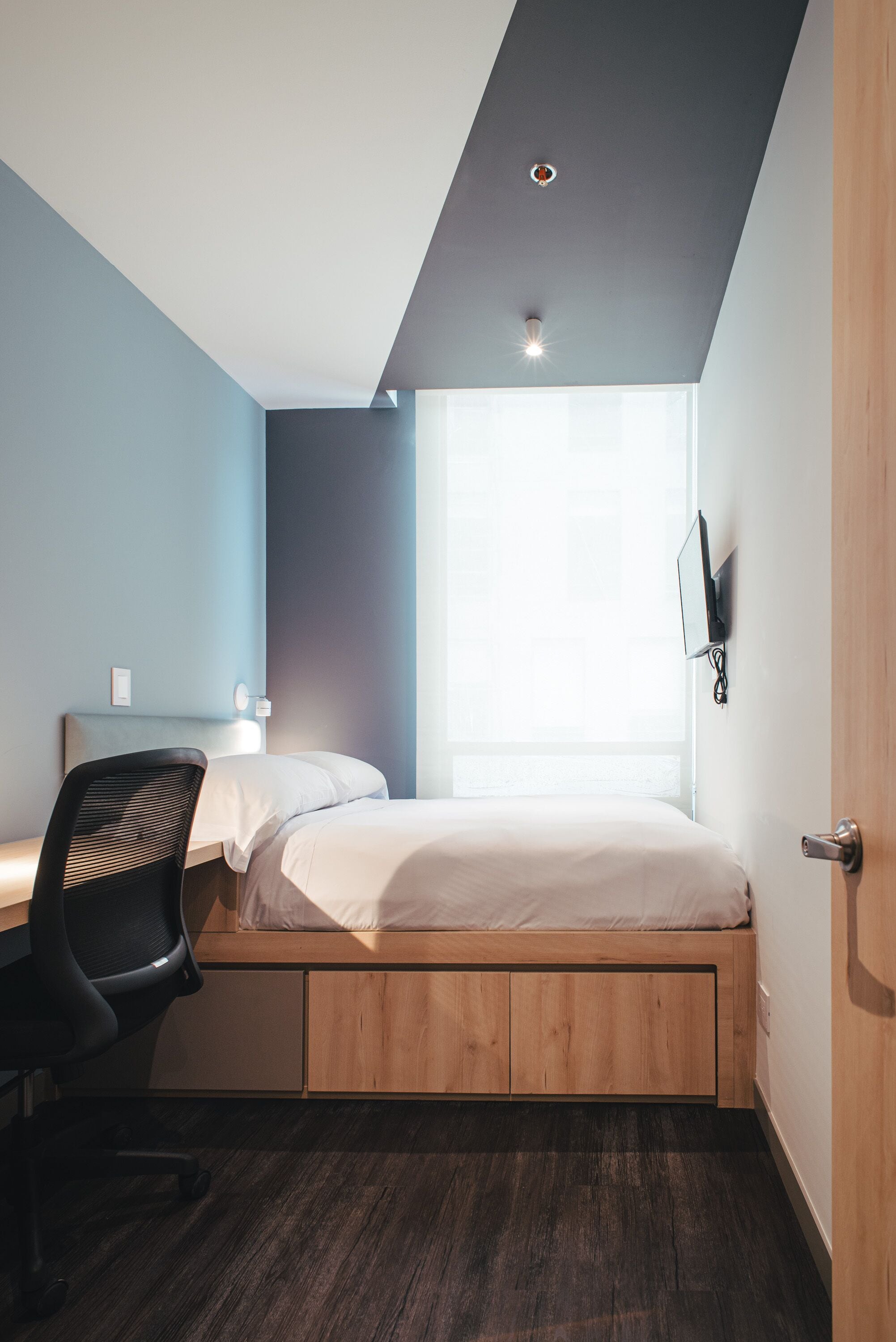 Twin Room | In-room safe, desk, laptop workspace, blackout drapes