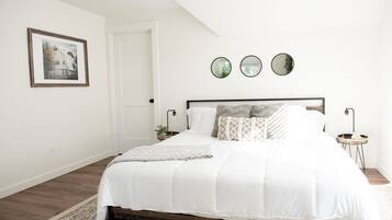 3 quartos, ferros/tábuas de passar roupa, berço de viagem