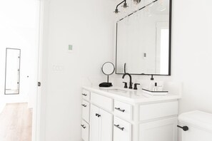 Combined shower/tub, hair dryer, towels, soap - Skagit Valley Farmhouse Loft. Wide Open Spaces and Stunning Balcony Views!  (Burlington)