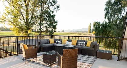 Wide Open Spaces and Views! 3bdr Farmhouse Loft