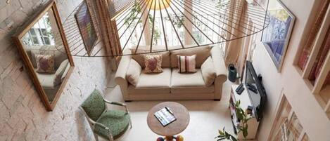 Smart TV, reproductor de DVD, libros y estéreo