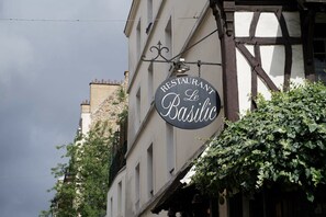 Exterior detail - An idyllic spot for a vacation with family and friends in Paris  (Paris)