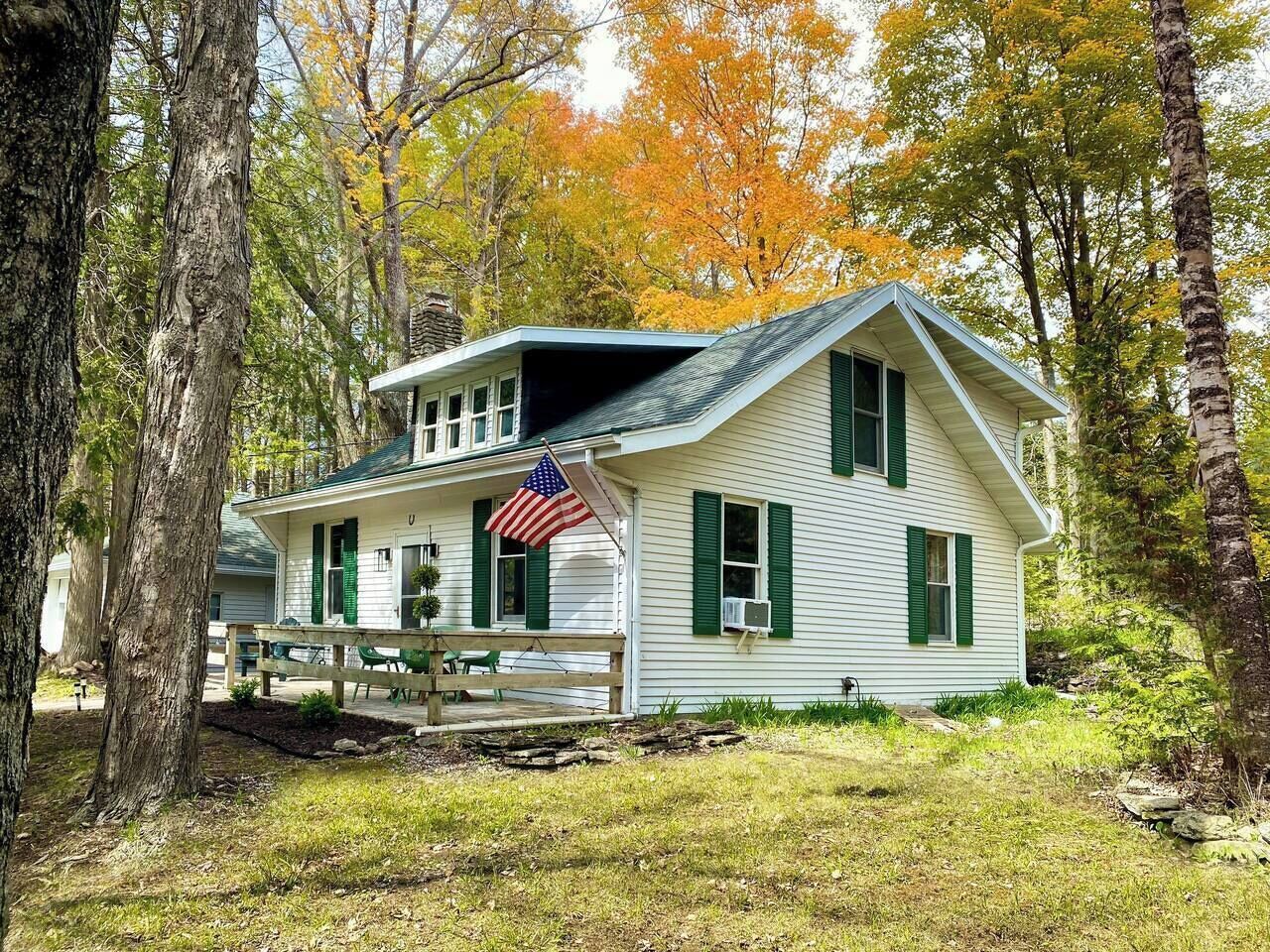 Baileys Harbor Cottage: Coffee Bar, Disc Golf, Sleeps 8