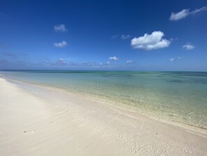 Sulla spiaggia, lettini da mare, teli da spiaggia