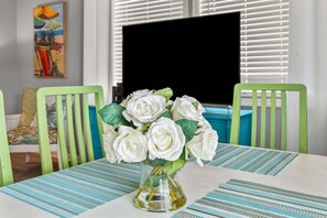 Dining - Serene, tranquil & private vacation rental condo w/pool, steps from the beach in Cherry Grove (North Myrtle Beach)