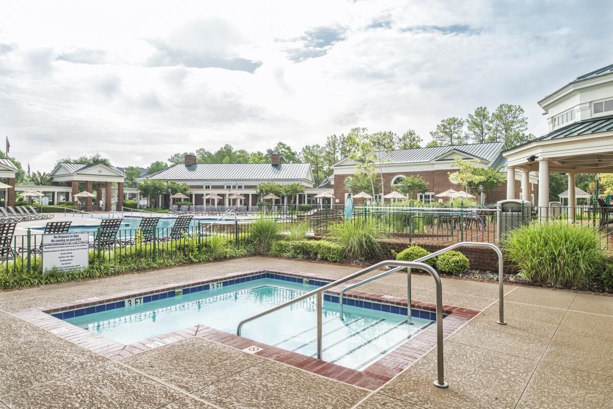 Minutes from Colonial Williamsburg Attractions! 2 Serene Units, Kitchen, Pool