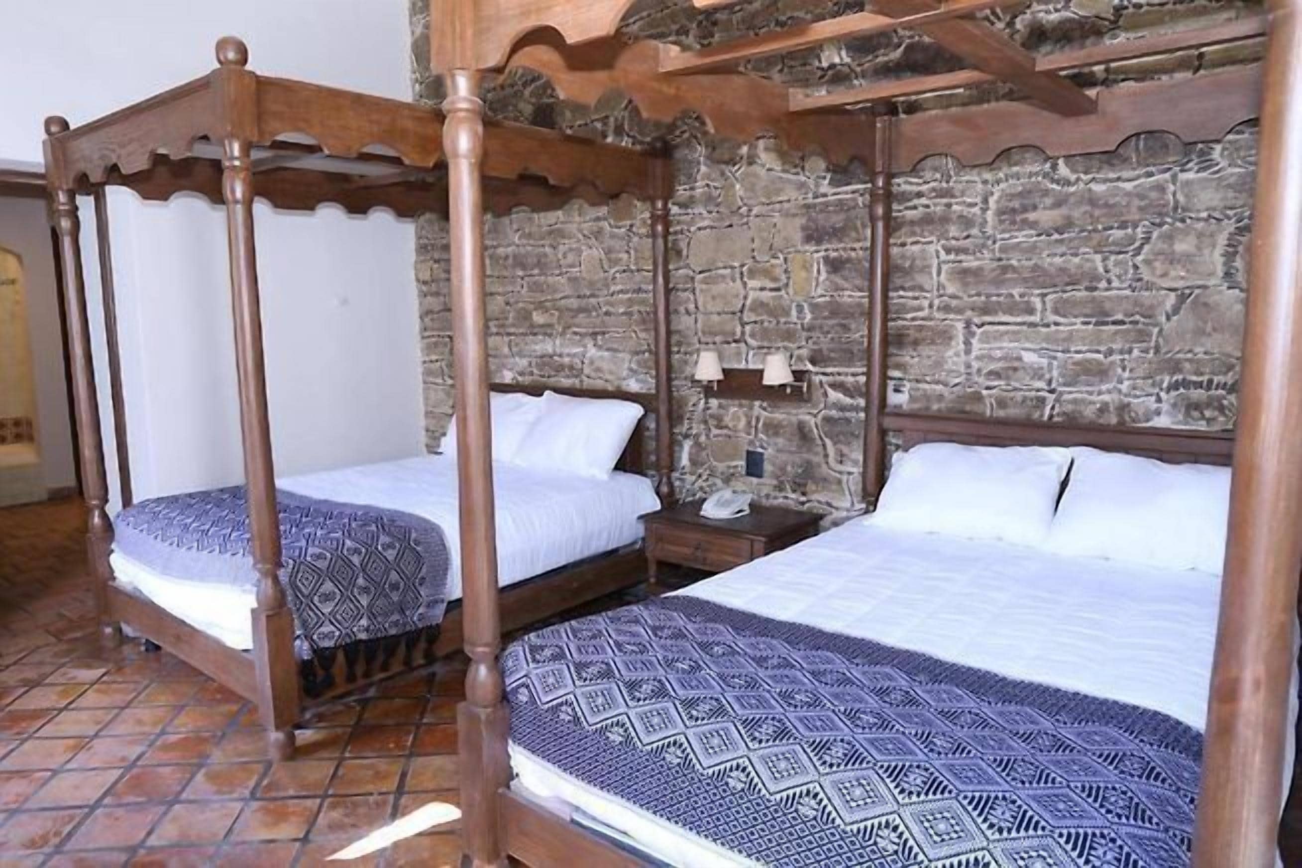 Escritorio, wifi gratis y ropa de cama 