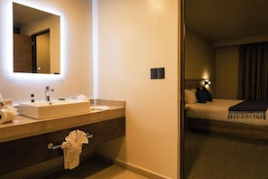 Luxury Room | Bathroom | Shower, towels