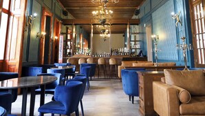 A spacious restaurant with high wooden ceilings, blue walls, and a central bar area. - Hotel San Francisco Tlaxcala (Tlaxcala)