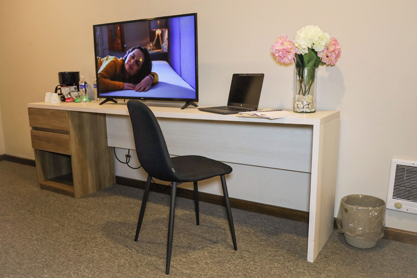 1 bedroom, desk, free wifi, bed sheets